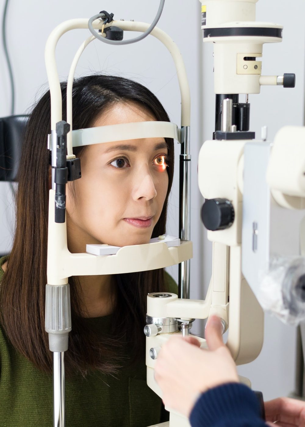 patient-during-an-eye-examination-at-the-eye-clinic.jpg patient-during-an-eye-examination-at-the-eye-clinic.jpg